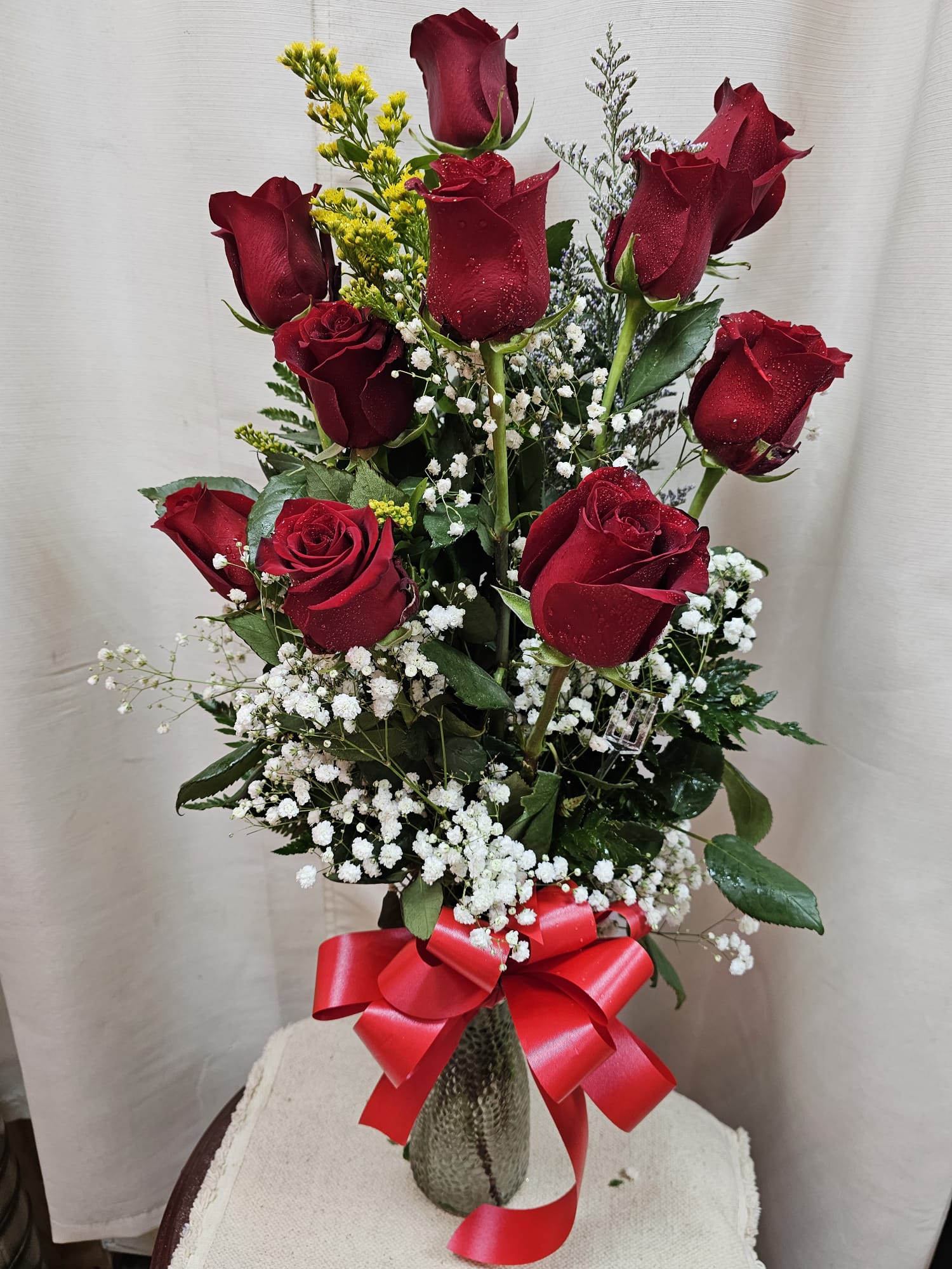 Medium bouquet roses includes a balloon