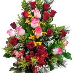 Arreglo triangular rosas rosada y rojas